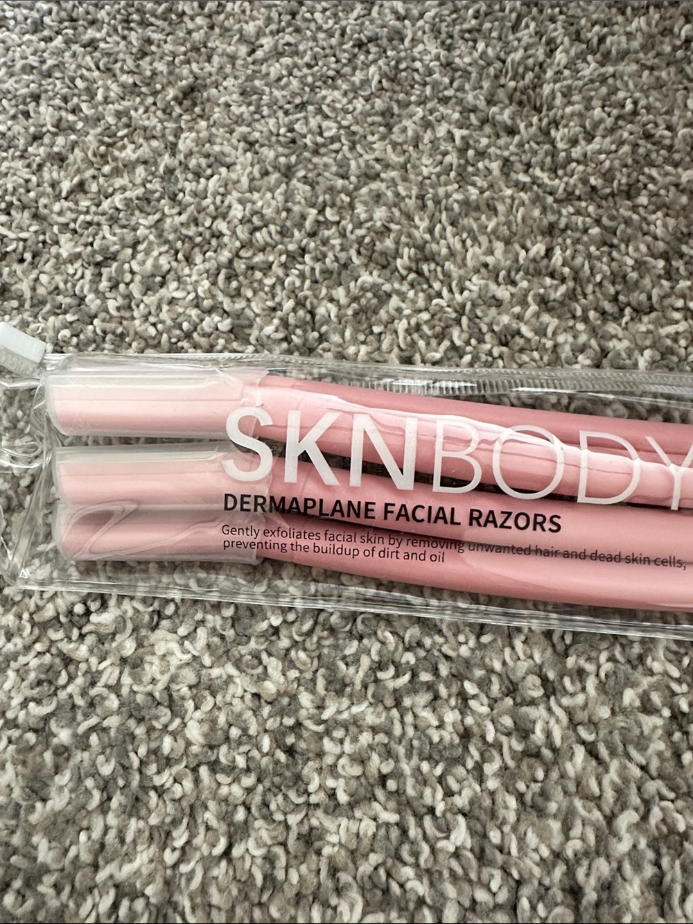 SKNBODY Hair Identifier Spray & Dermaplane Facial Razor Set - Picture 4 of 4